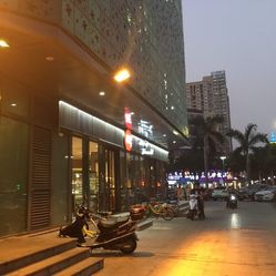 广东深圳市宝安区盛辉路，城市发展的活力标志